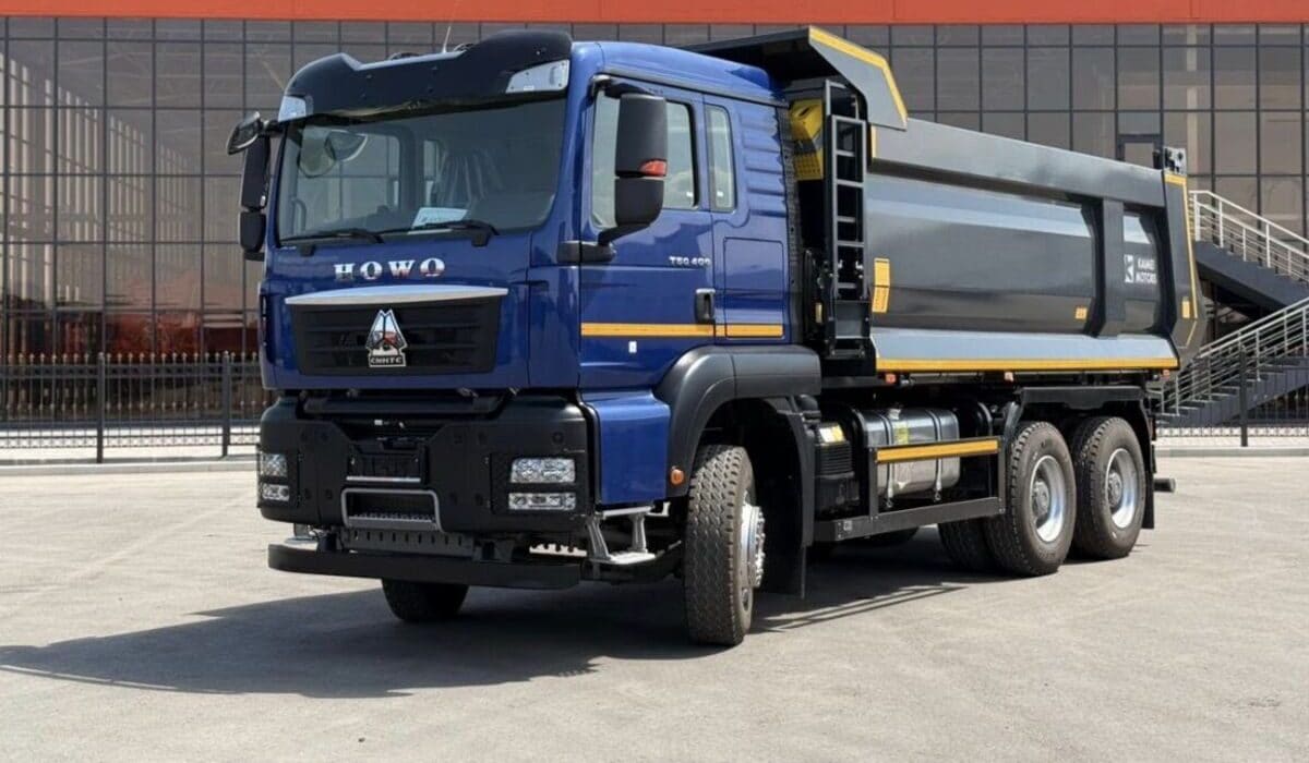 Синий самосвал HOWO T5G 400 6×4 на площадке UMG