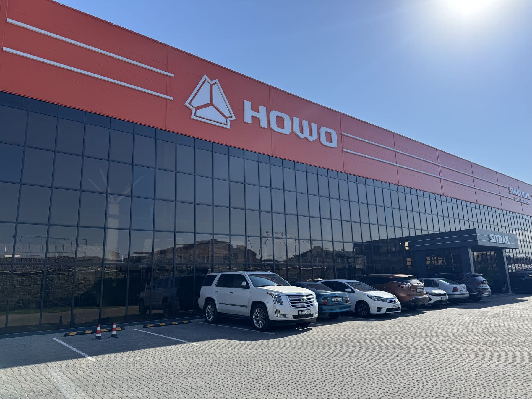 Фасад корпуса HOWO на территории UMG