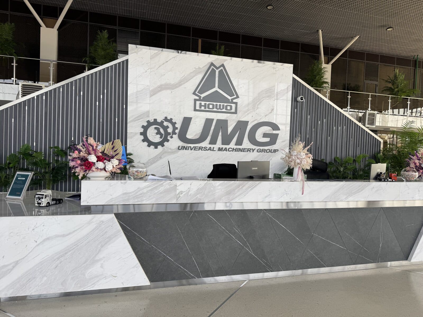 Стойка ресепшн UMG со знаком Universal Machinery Group